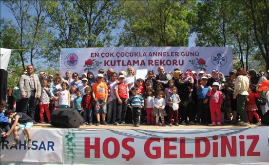 YÜZLERCE ÇOCUK ANNELER GÜNÜ KUTLAMA REKORU KIRDI