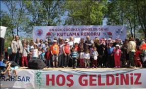 YÜZLERCE ÇOCUK ANNELER GÜNÜ KUTLAMA REKORU KIRDI