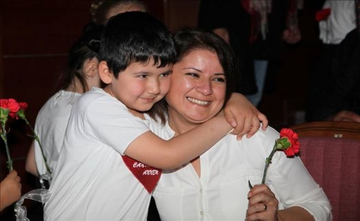 KÜÇÜKLER, ANNELERİNİN GÖNÜLLERİNİ FETHETTİ