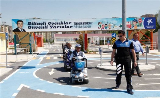 KÜÇÜKÇEKMECELİ ENGELLİLER TRAFİĞE ÇIKTI