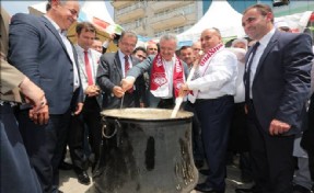 ÜMRANİYE MEYDANI KEŞKEK ŞÖLENİNE EV SAHİPLİĞİ YAPTI