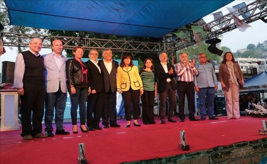 BEYAZ MARTI EDEBİYAT ONUR ÖDÜLÜ ZÜLFÜ LİVANELİ`YE