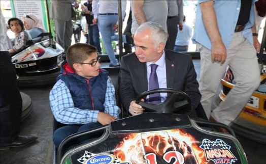 ÇEKMEKÖY'DE ENGELLİLERİN LUNAPARK SEVİNCİ