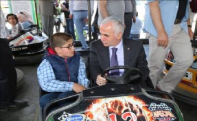 ÇEKMEKÖY'DE ENGELLİLERİN LUNAPARK SEVİNCİ