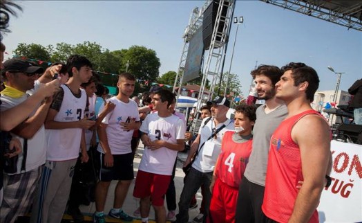 YILDIZ BASKETBOLCULARDAN SOKAK BASKETBOLUNA DESTEK