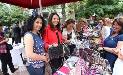 Şişlili Kadınlar, Ünlü Markaların Atık Kağıtlardan Çantalarını Yaptılar