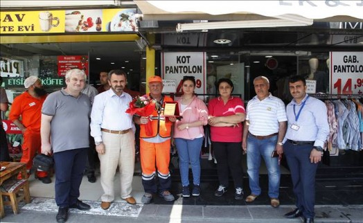 KÜÇÜKÇEKMECE´DE TEMİZLİK İŞÇİSİNE ESNAFTAN PLAKET