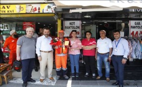 KÜÇÜKÇEKMECE´DE TEMİZLİK İŞÇİSİNE ESNAFTAN PLAKET