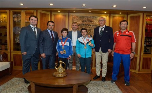 ŞAMPİYON SPORCULARA BİRER KESE ALTIN