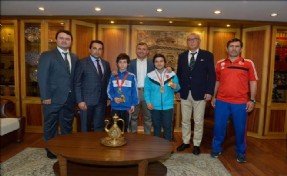 ŞAMPİYON SPORCULARA BİRER KESE ALTIN