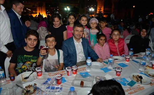 ÜSKÜDARLI ÇOCUKLARIN İLK İFTAR HEYECANI