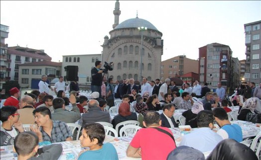 SOKAK İFTARLARI EMNİYETEVLERİ MAHALLESİYLE BAŞLADI