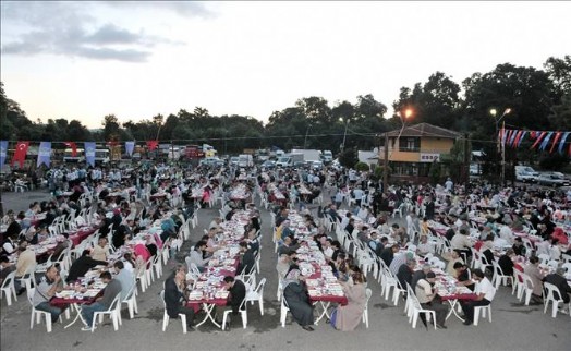 Ramazan´ın Bereketi Sokak İftarlarıyla Mahallelere Taşıyor