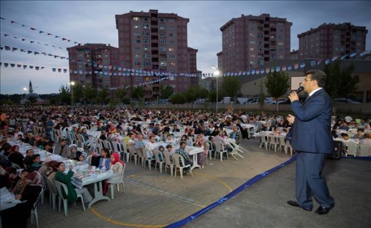 İFTAR SOFRALARINDA KOMŞULUKLAR PERÇİNLENİYOR