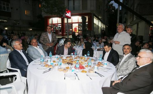 İFTARDA BİNLERCE ÜMRANİYELİ AYNI SOFRADA BULUŞTU