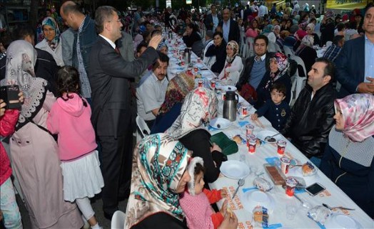 BURHANİYE´DE BİNLERCE KOMŞU İFTARDA BİRARAYA GELDİ