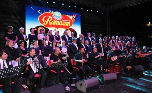 İSTİNYE´DE TÜRKÜLER BABALAR İÇİN SÖYLENDİ