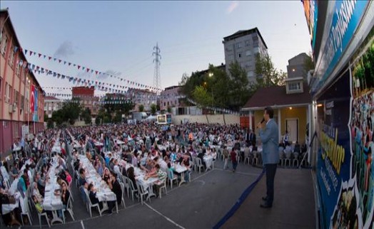 RAMAZAN´IN BEREKETİ KÜÇÜKÇEKMECE´DE İFTAR SOFRALARINDA