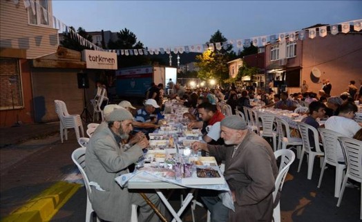 ORUÇLARINI 2 BİN KİŞİLİK ?SEVGİ SOFRASI?NDA AÇTILAR