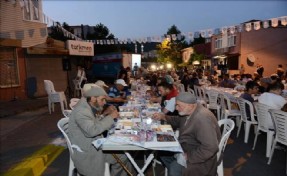 ORUÇLARINI 2 BİN KİŞİLİK ?SEVGİ SOFRASI?NDA AÇTILAR