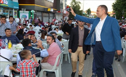 ÇEKMEKÖYLÜLER İFTARDA TURGUT ÖZAL BULVARI´NDA BULUŞTULAR