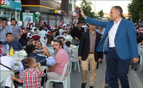 ÇEKMEKÖYLÜLER İFTARDA TURGUT ÖZAL BULVARI´NDA BULUŞTULAR