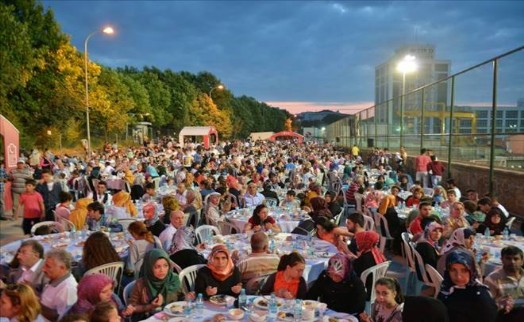 Ümraniye´de Kurulan Dev İftar Sofrasına 4 Bin Kişi Konuk Oldu