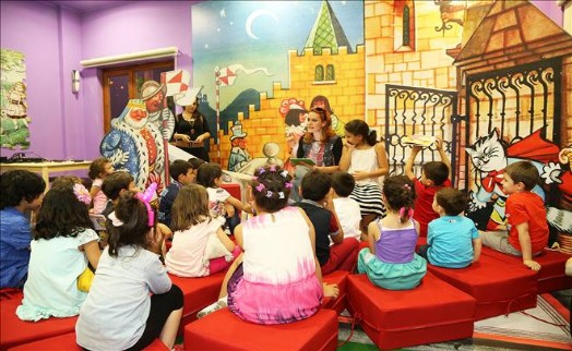 Masal ve Gösterilerle Çocuklar Eğleniyor