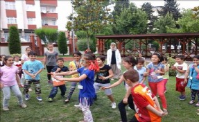 GELENEKSEL ÇOCUK OYUNLARI KÜÇÜKÇEKMECE´DE YAŞATILIYOR