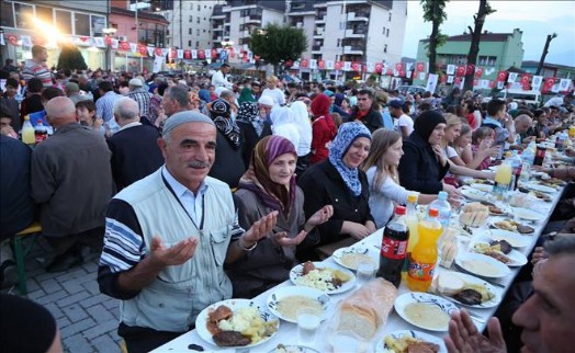 Eyüp Sultan´dan Üsküp´e İftar, Uygur´a Dua
