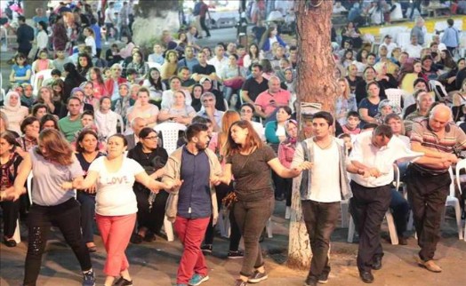 BARIŞ ALANINDA KOLLAR DOSTLUK İÇİN KENETLENDİ