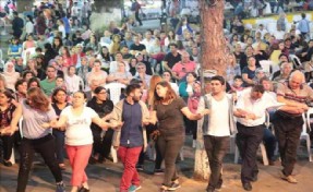 BARIŞ ALANINDA KOLLAR DOSTLUK İÇİN KENETLENDİ