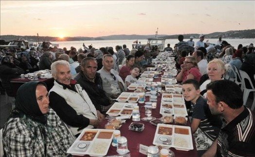 Paşabahçe Sahilinde Günbatımında İftar
