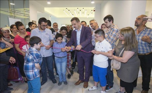 OTİSTİK ÇOCUKLARIN ESERLERİNİN YER ALDIĞI RESİM SERGİSİ AÇILDI