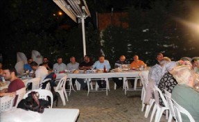 KARDEŞLİK SOFRASINI KİLİSE BAHÇESİNDE KURDUK