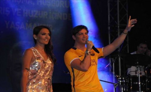 SİNAN AKÇIL VE DEMET AKALIN SARIYER´DE SAHNE ALDI
