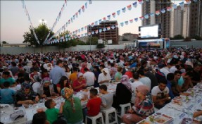 İFTAR SOFRALARINDA ELLER SEMAYA ´ŞÜKÜR´ İÇİN AÇILDI