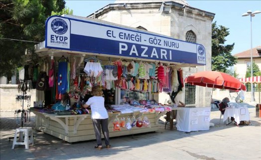 Eyüplü Hanımlar El Emekleriyle Aile Bütçesine Katkıda Bulunuyor