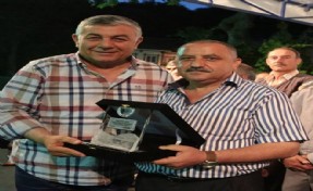 İFTAR YEMEĞİNDE EMEKÇİLERE PLAKET