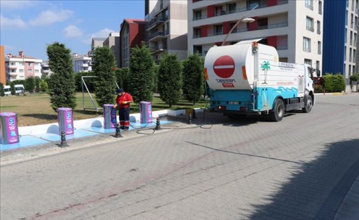 Çöp Konteynerleri Köpükle Yıkanıp Dezenfekte Ediliyor