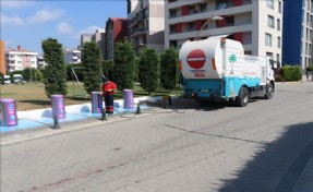 Çöp Konteynerleri Köpükle Yıkanıp Dezenfekte Ediliyor