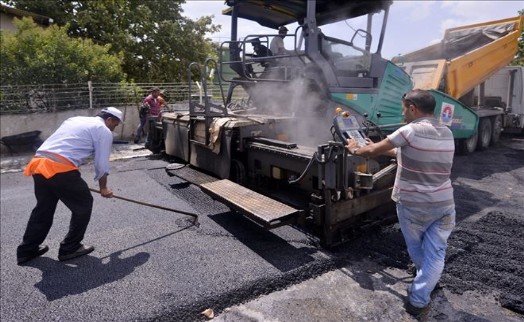 Yollar Asfaltlanıyor, Otlar Biçiliyor