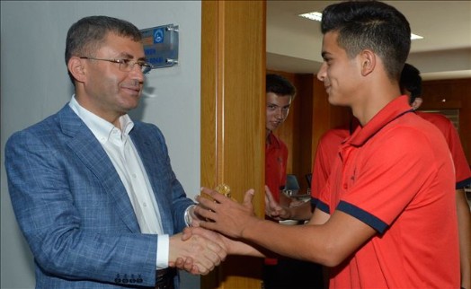 BAŞKAN TÜRKMEN´DEN GENÇ FUTBOLCULARA BİRER KESE ALTIN