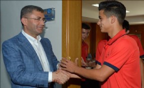 BAŞKAN TÜRKMEN´DEN GENÇ FUTBOLCULARA BİRER KESE ALTIN