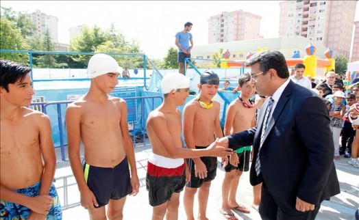 PORTATİF HAVUZLARDA YÜZME ÖĞRENEN MİNİKLER ÖDÜLLENDİRİLDİ
