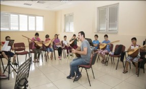 BAĞLAMA KURSLARINA ÇOCUK VE GENÇLERDEN BÜYÜK İLGİ