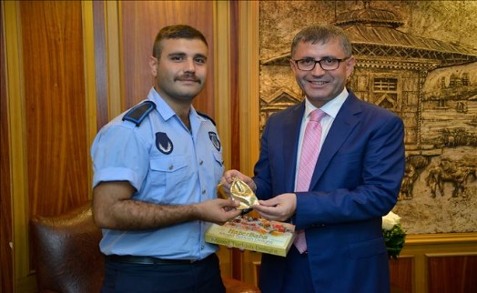 BAŞKAN TÜRKMEN KAHRAMAN ZABITAYI ÖDÜLLENDİRDİ