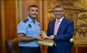 BAŞKAN TÜRKMEN KAHRAMAN ZABITAYI ÖDÜLLENDİRDİ