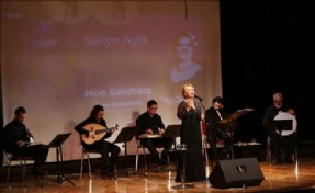 EFSANEVİ SANATÇI SAFİYE AYLA, KÜÇÜKÇEKMECE´DE ANILDI