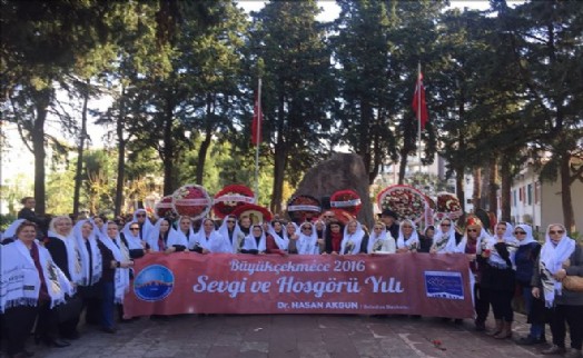 Büyükçekmeceli Kadınlar Zübeyde Hanım´ı Mezarı Başında Andı
